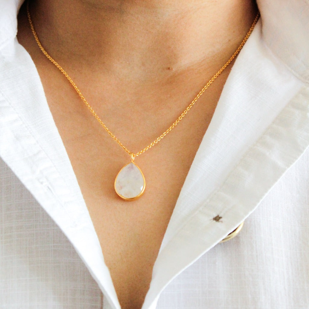 Simple moonstone necklace discount